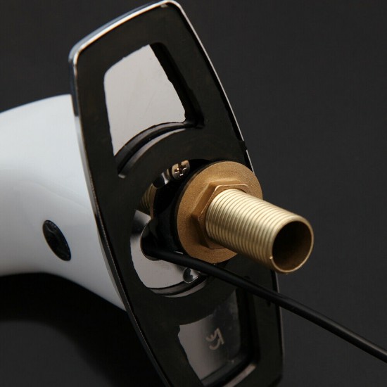 Onderzijde witte sensorkraan 0