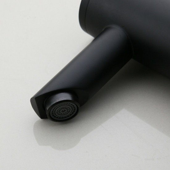 Zwarte uitloop van de sensorkraan